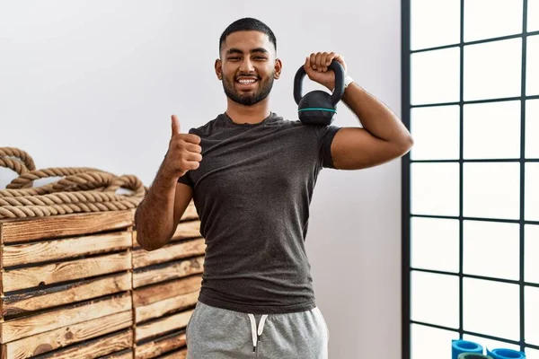 Joven Indio Con Ropa Deportiva Usando Pesas Sonriendo Feliz Positivo —  Fotos de Stock