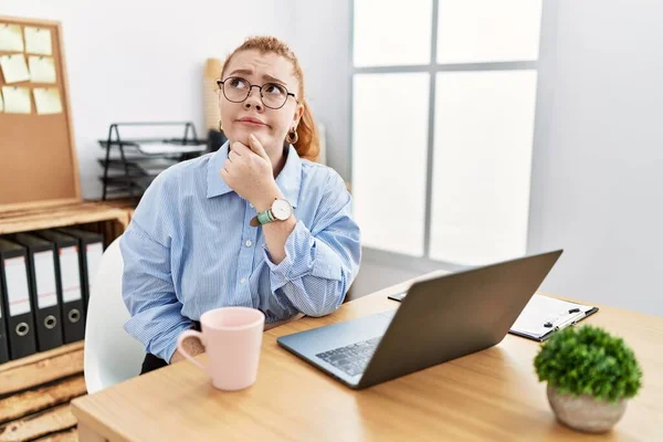 Jonge Roodharige Vrouw Werkt Kantoor Met Behulp Van Computer Laptop — Stockfoto