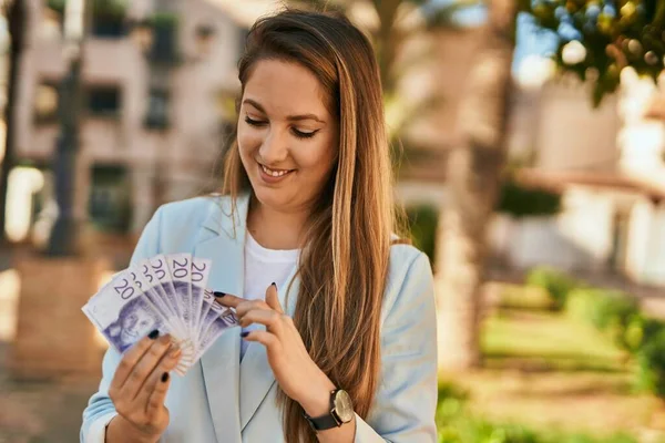 Joven Empresaria Rubia Sonriendo Feliz Sosteniendo Billetes Coronas Suecas Ciudad — Foto de Stock
