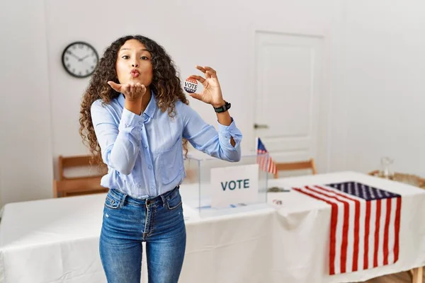 Hermosa Mujer Hispana Pie Campaña Política Votando Boleta Mirando Cámara —  Fotos de Stock