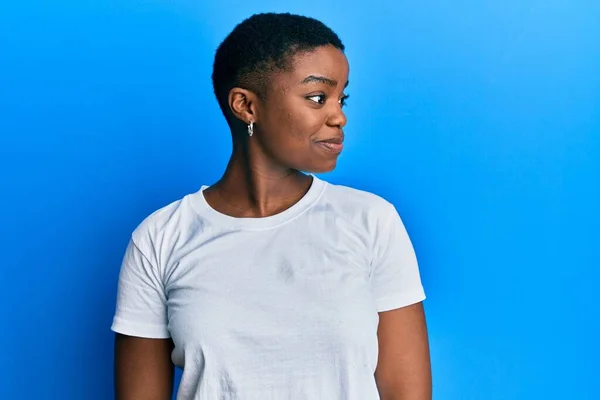 Mladý Africký Američan Žena Sobě Ležérní Bílé Tričko Hledá Stranu — Stock fotografie