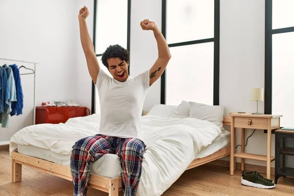 Ung Latinamerikansk Man Vaknar Upp Sträcker Armarna Sitter Sängen Sovrummet — Stockfoto