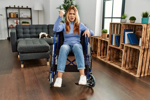 Jovem Mulher Bonita Sentada Cadeira Rodas Casa Com Raiva Louco — Fotografia de Stock
