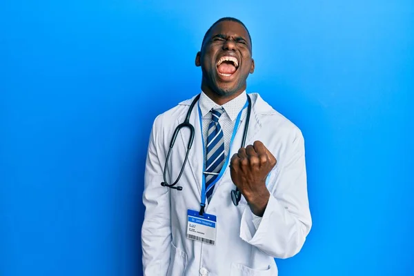 Fiatal Afro Amerikai Férfi Orvos Egyenruhát Visel Dühös Őrült Felemelő — Stock Fotó