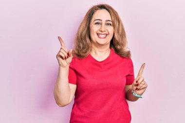 Orta yaşlı, beyaz, günlük kıyafetler giyen, kendine güvenen, farklı yönleri gösteren bir kadın. reklam için kopyalama alanı 