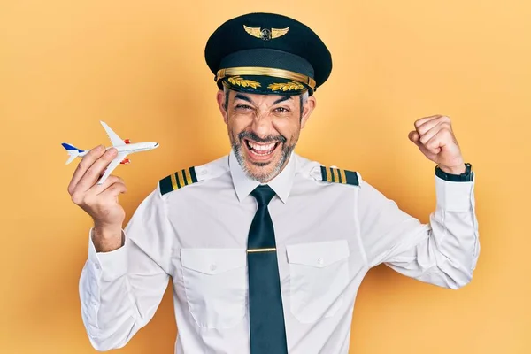 Schöner Mann Mittleren Alters Mit Grauen Haaren Trägt Flugzeugpilotenuniform Und — Stockfoto