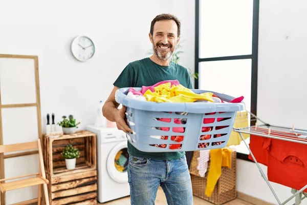Hombre Hispano Mediana Edad Lavando Cesta Con Ropa Casa — Foto de Stock