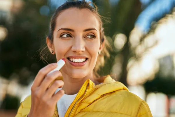 Ung Latinamerikansk Flicka Ler Glad Med Läppstift Stan — Stockfoto