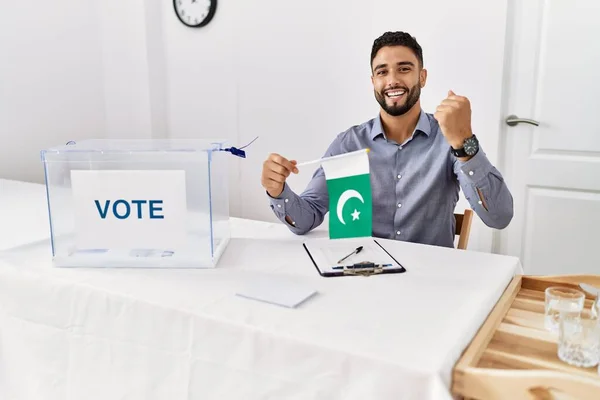 Jovem Homem Bonito Com Barba Eleição Campanha Política Segurando Bandeira — Fotografia de Stock