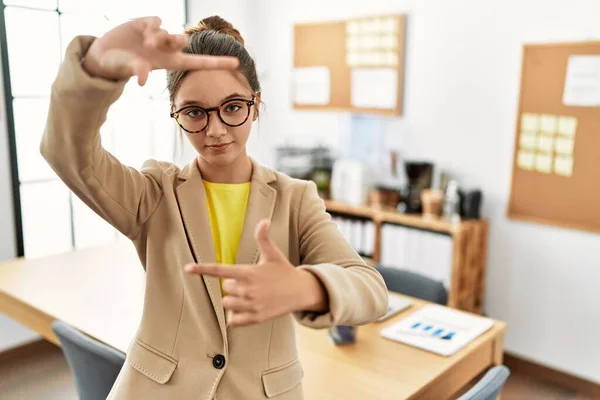 Jonge Brunette Tiener Het Dragen Van Zakelijke Stijl Kantoor Glimlachende — Stockfoto