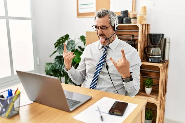 Der Hispanische Geschäftsmann Mittleren Alters Der Büro Arbeitet Trägt Ein — Stockfoto