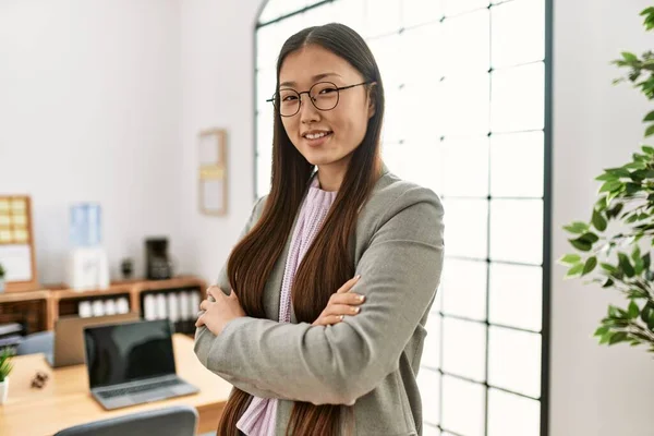 Jovem Empresária Chinesa Sorrindo Feliz Com Braços Cruzados Gesto Escritório — Fotografia de Stock