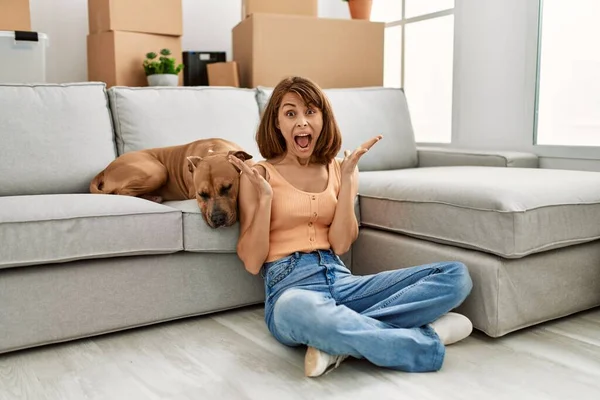 Jovem Caucasiana Vestindo Roupas Casuais Sentada Chão Com Cão Casa — Fotografia de Stock