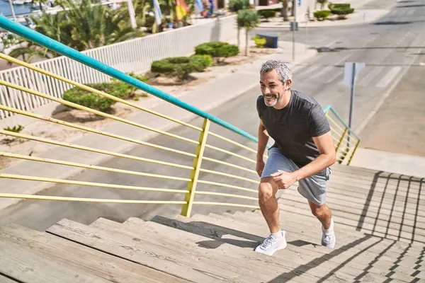 Hombre Hispano Mediana Edad Usando Ropa Deportiva Corriendo Por Calle — Foto de Stock