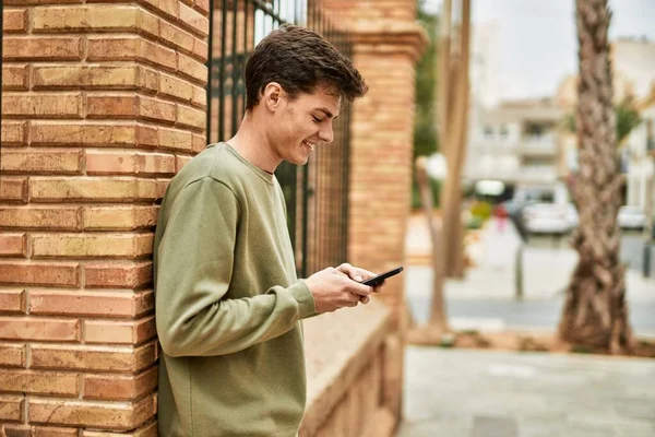 Mladý Hispánec Šťastně Usmívá Pomocí Smartphonu Městě — Stock fotografie