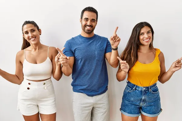 Grupo Jóvenes Hispanos Pie Sobre Fondo Aislado Sonriendo Confiados Señalando — Foto de Stock