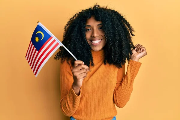 Африканская Американка Афроволосами Держа Малайзийский Флаг Гордо Крича Празднуя Победу — стоковое фото