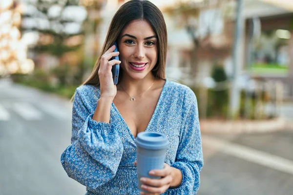 Mujer Hispana Joven Hablando Teléfono Inteligente Tomando Café Ciudad — Foto de Stock