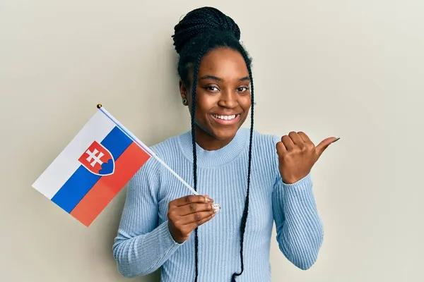 Africano Americano Mulher Com Trançado Cabelo Segurando Bandeira Eslováquia Apontando — Fotografia de Stock