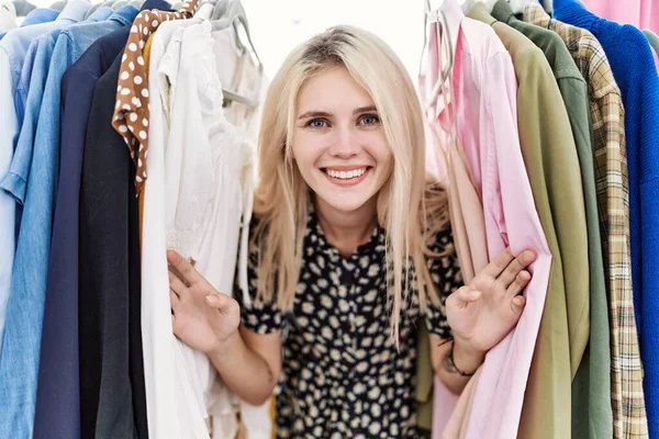 Ung Blond Kvinna Söker Kläder Klädhängare Leende Med Ett Lyckligt — Stockfoto
