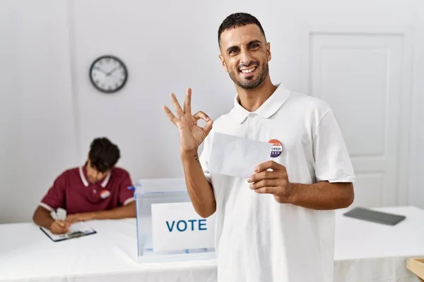 Mladý Hispánec Který Hlasuje Dává Volební Urny Obálku Prsty Usmívá — Stock fotografie