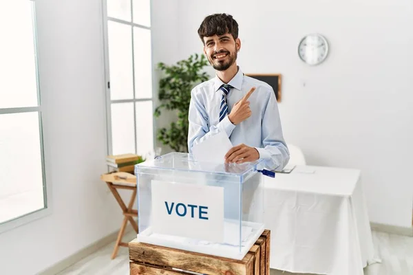 有胡子的西班牙裔人投票时 把信封放在投票箱里 面带微笑 手指手画脚地站在一边 神清气爽 神清气爽 — 图库照片