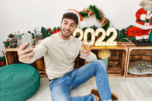 Jonge Spaanse Man Glimlachend Gelukkig Het Dragen Van Kerst Hoed — Stockfoto