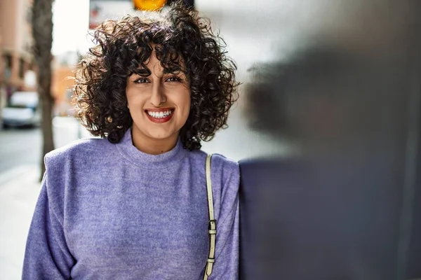 Joven Mujer Del Medio Oriente Sonriendo Confiada Apoyada Pared Calle — Foto de Stock