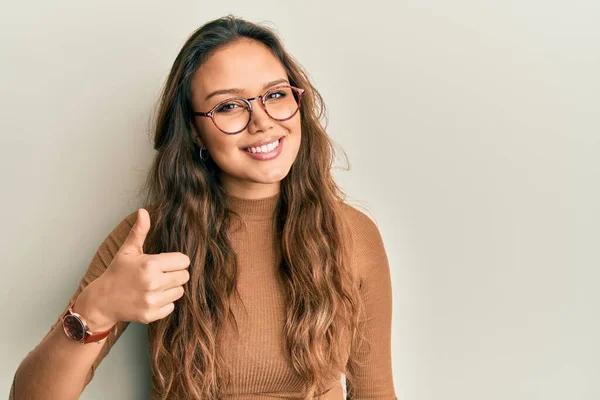 Jong Latijns Amerikaans Meisje Draagt Casual Kleding Een Bril Doet — Stockfoto