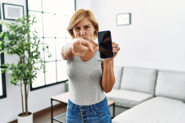 Medelålders Blond Kvinna Som Arbetar Håller Smartphone Visar Skärmen Pekar — Stockfoto