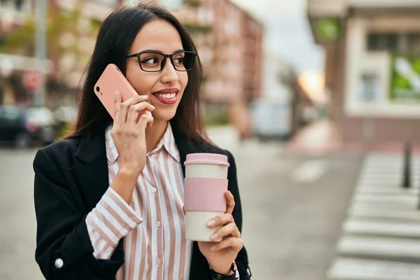 Ung Latinamerikansk Affärskvinna Talar Smartphone Och Dricka Kaffe Staden — Stockfoto