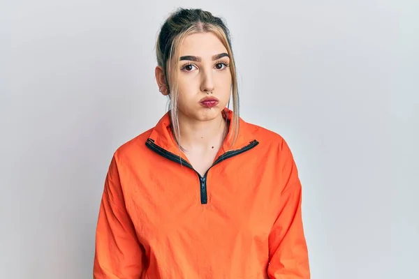 Junges Modernes Mädchen Einem Sweatshirt Mit Aufgeblasenen Wangen Und Lustigem — Stockfoto