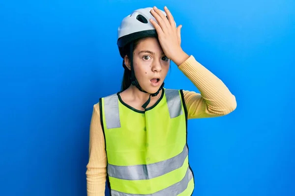 Bella Ragazza Bruna Che Indossa Casco Bici Gilet Riflettente Sorpreso — Foto Stock