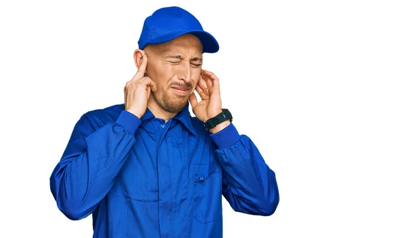 Φαλακρός Άνδρας Γενειάδα Που Φοράει Στολή Οικοδόμου Που Καλύπτει Αυτιά — Φωτογραφία Αρχείου