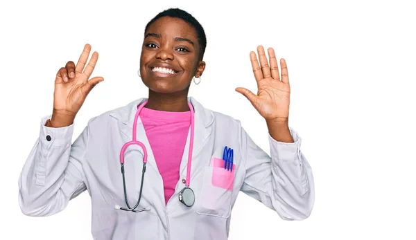 Fiatal Afro Amerikai Orvosi Egyenruhát Sztetoszkópot Visel Nyolcadik Ujjal Mutogat — Stock Fotó