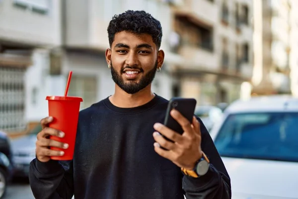 Genç Arap Adam Akıllı Telefon Kullanıyor Sokakta Soda Içiyor — Stok fotoğraf