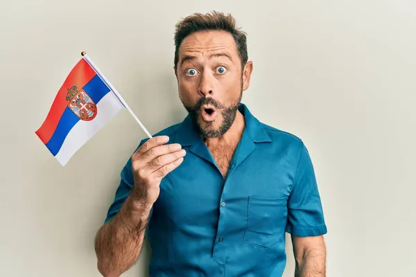 Homem Meia Idade Segurando Bandeira Sérvia Assustado Surpreso Com Boca — Fotografia de Stock