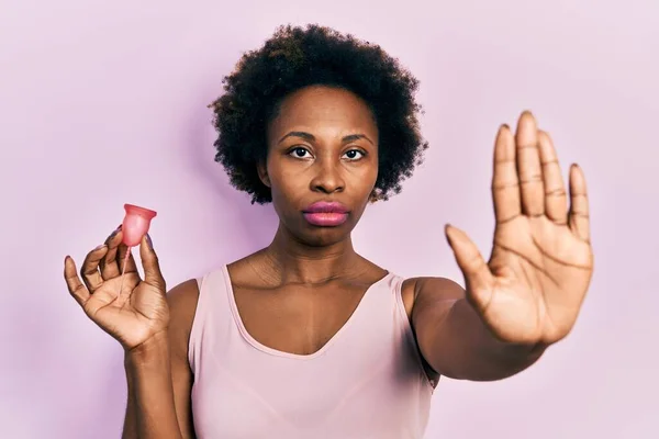 Genç Afro Amerikalı Bir Kadın Elinde Regl Fincanı Elinde Açık — Stok fotoğraf