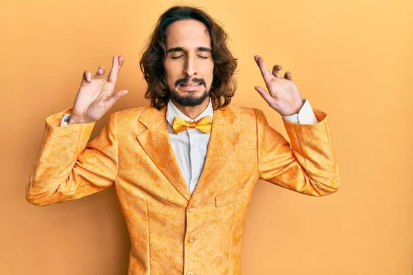 Ung Latinamerikan Man Bär Hipster Elegant Utseende Gestikulerande Finger Korsade — Stockfoto
