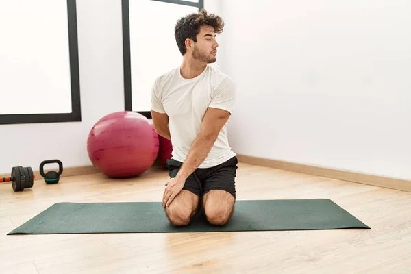 Jonge Spaanse Man Die Zich Uitstrekt Het Sportcentrum — Stockfoto