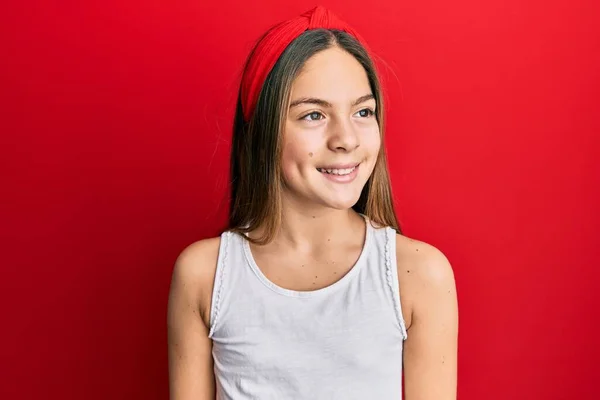 Hermosa Niña Morena Vistiendo Camiseta Blanca Casual Mirando Lado Pose —  Fotos de Stock