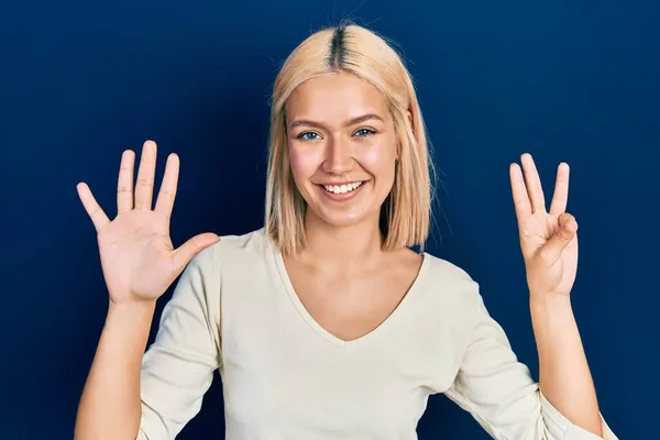 Schöne Blonde Frau Trägt Lässigen Pullover Und Zeigt Mit Finger — Stockfoto