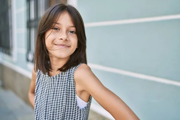 Giovane Ragazza Ispanica Sorridente All Aperto Città — Foto Stock