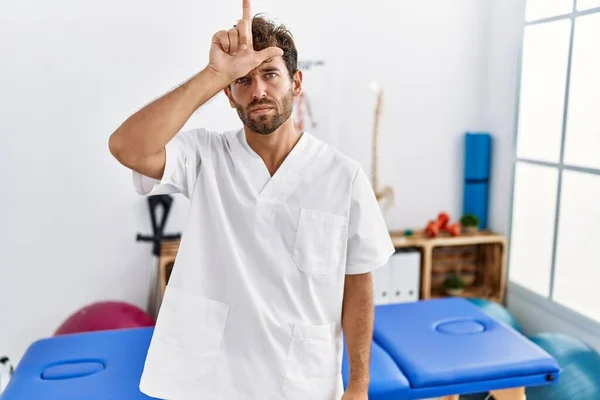 Junger Gut Aussehender Physiotherapeut Der Einer Schmerzklinik Arbeitet Und Sich — Stockfoto