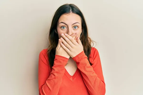 Junge Brünette Frau Lässiger Kleidung Schockiert Mund Mit Händen Für — Stockfoto