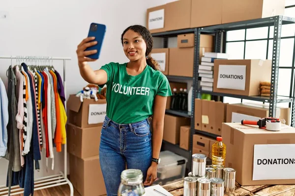 Jong Latin Vrouw Dragen Vrijwilliger Uniform Maken Selfie Door Smartphone — Stockfoto