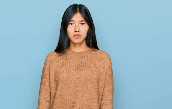 Mooie Jonge Aziatische Vrouw Draagt Casual Winter Trui Depressief Zorgen — Stockfoto