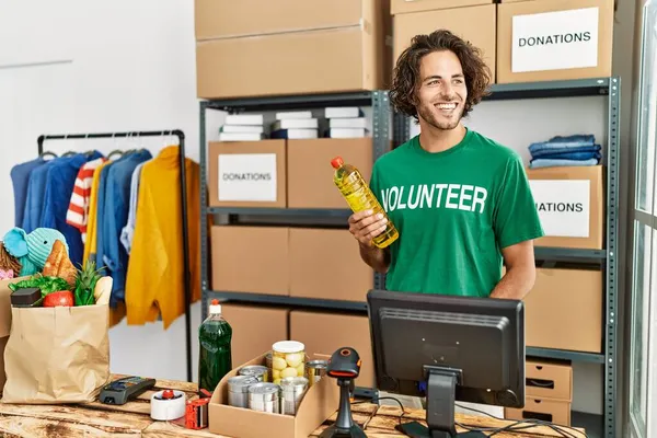 Jonge Spaanse Vrijwilliger Glimlachend Gelukkig Werkend Bij Liefdadigheidscentrum — Stockfoto