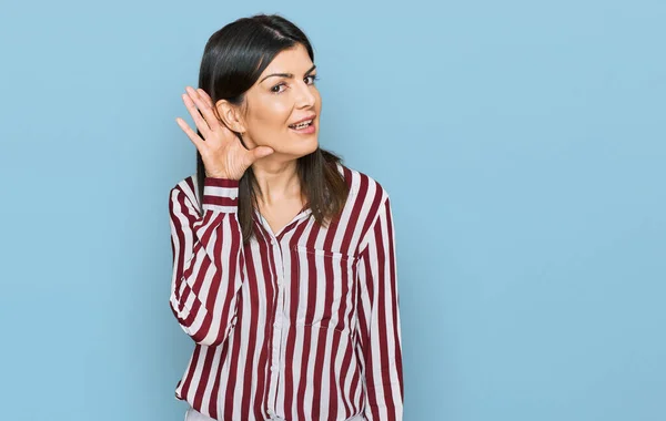 Mulher Morena Bonita Vestindo Camisa Listrada Sorrindo Com Mão Sobre — Fotografia de Stock