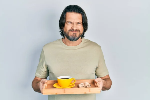 Middelbare Leeftijd Blanke Man Met Ontbijt Lade Met Koekjes Koffie — Stockfoto